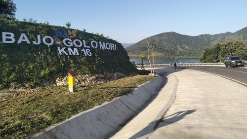 Jalan Labuan Bajo-Golo Mori Km 16 yang menjadi tempat favorit turis untuk berfoto.