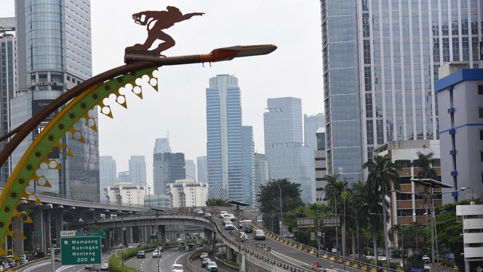 Kendaraan melintas di Jalan Gatot Subroto, Jakarta, Selasa (12/3/2024). Pada hari pertama puasa sejumlah jalanan di Jakarta terlihat lengang karena sebagian perkantoran menerapkan cuti bersama hari raya Nyepi, selain itu Polda Metro Jaya juga meniadakan kebijakan aturan ganjil genap di sejumlah ruas jalan Ibu Kota sehubungan dengan hari raya tersebut. ANTARA FOTO/Indrianto Eko Suwarso