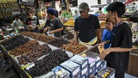 Sejumlah pembeli memilih buah kurma di salah satu toko kurma kawasan Pasar Tanah Abang, Jakarta, Selasa,(12/3/2024).