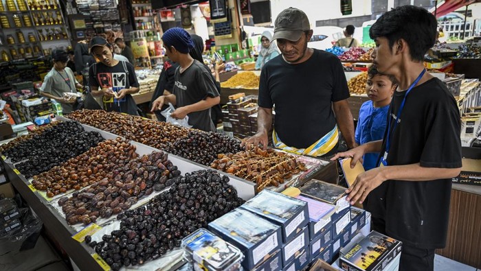 Laris Manis Jualan Kurma di Bulan Ramadan Sejumlah pembeli memilih buah kurma di salah satu toko kurma kawasan Pasar Tanah Abang, Jakarta, Selasa,(12/3/2024). Menurut pedagang penjualan buah kurma pada awal bulan suci ramadhan mengalami peningkatan hingga 50 persen, untuk itu pedagang menyiapkan stok barang dua kali lipat untuk memenuhi permintaan selama Ramadhan 1445 Hijriah. ANTARA FOTO/Erlangga Bregas Prakoso/Spt.