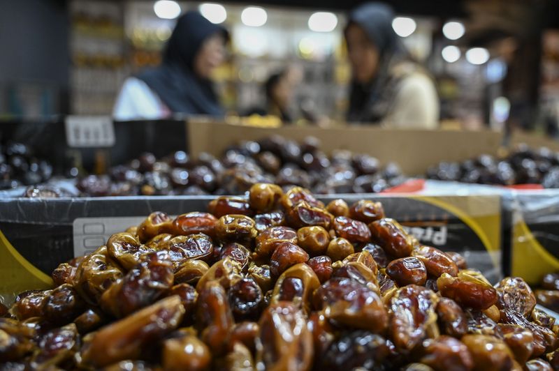 Sejumlah pembeli memilih buah kurma di salah satu toko kurma kawasan Pasar Tanah Abang, Jakarta, Selasa,(12/3/2024). Menurut pedagang penjualan buah kurma pada awal bulan suci ramadhan mengalami peningkatan hingga 50 persen, untuk itu pedagang menyiapkan stok barang dua kali lipat untuk memenuhi permintaan selama Ramadhan 1445 Hijriah. ANTARA FOTO/Erlangga Bregas Prakoso/Spt.