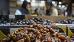 Laris Manis Jualan Kurma di Bulan Ramadan