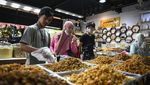 Laris Manis Jualan Kurma di Bulan Ramadan