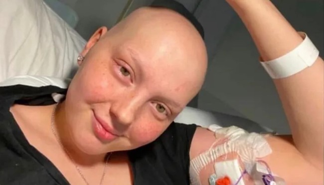 Pada tahun 2019, Leah didiagnosis menderita kanker tulang. Dia bahkan sampai mengalami kebotakan karena menjalani kemoterapi. Foto: Dok. GoFundMe