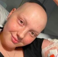 Pada tahun 2019, Leah didiagnosis menderita kanker tulang. Dia bahkan sampai mengalami kebotakan karena menjalani kemoterapi. Foto: Dok. GoFundMe