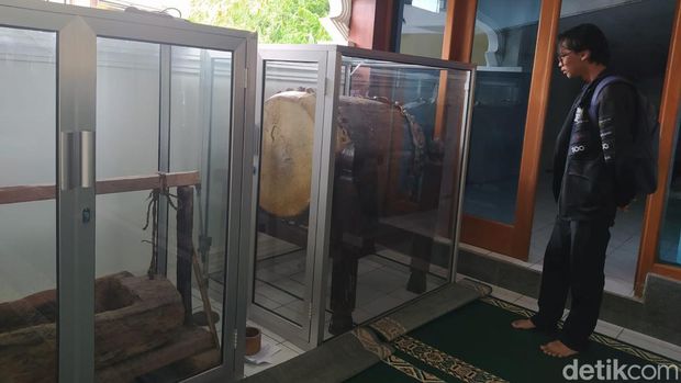 Masjid tiban yang berada di Trasan, Kecamatan Bandongan, Kabupaten Magelang.