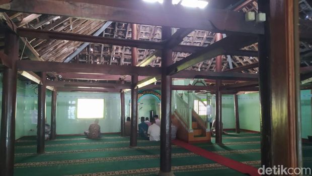 Masjid tiban yang berada di Trasan, Kecamatan Bandongan, Kabupaten Magelang.