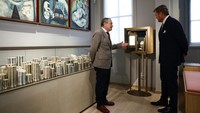 Raja Belanda Willem Alexander (kanan), mengunjungi Museum Nasional Holocaust di Amsterdam, Belanda, Minggu, 10 Maret 2024. Museum Holocaust Nasional Belanda dibuka pada hari Minggu dalam sebuah upacara yang dipimpin oleh raja Belanda. AP/Piroschka Van De Wouw