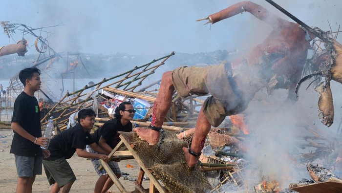 Sejumlah warga melihat proses pembakaran Ogoh-Ogoh di kawasan Jimbaran, Badung, Bali, Selasa (12/3/2024). Pembakaran Ogoh-ogoh yang telah diarak sebelum Hari Raya Nyepi Tahun Saka 1946 tersebut dilakukan sebagai simbol pemusnahan sifat-sifat buruk manusia serta pengaruh-pengaruh jahat lainnya di alam semesta. ANTARA FOTO/Fikri Yusuf/YU