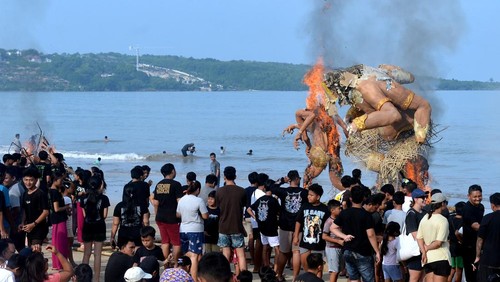 Sejumlah warga melihat proses pembakaran Ogoh-Ogoh di kawasan Jimbaran, Badung, Bali, Selasa (12/3/2024). Pembakaran Ogoh-ogoh yang telah diarak sebelum Hari Raya Nyepi Tahun Saka 1946 tersebut dilakukan sebagai simbol pemusnahan sifat-sifat buruk manusia serta pengaruh-pengaruh jahat lainnya di alam semesta. ANTARA FOTO/Fikri Yusuf/YU