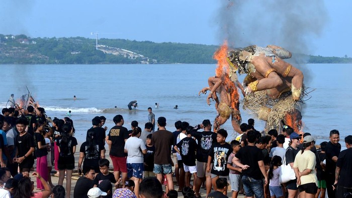 Sejumlah warga melihat proses pembakaran Ogoh-Ogoh di kawasan Jimbaran, Badung, Bali, Selasa (12/3/2024). Pembakaran Ogoh-ogoh yang telah diarak sebelum Hari Raya Nyepi Tahun Saka 1946 tersebut dilakukan sebagai simbol pemusnahan sifat-sifat buruk manusia serta pengaruh-pengaruh jahat lainnya di alam semesta. ANTARA FOTO/Fikri Yusuf/YU