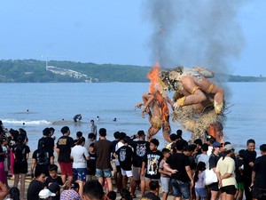 Kenapa Ogoh-Ogoh Harus Dibakar Setelah Diarak?