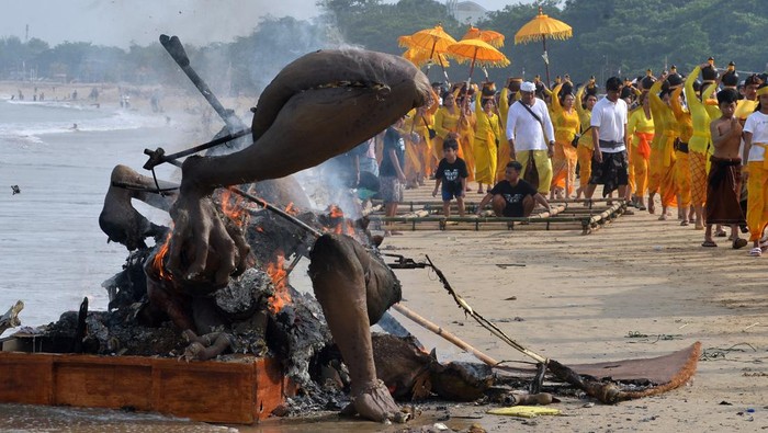 Melihat Pembakaran Ogoh-ogoh Setelah Nyepi di Bali Sejumlah warga melihat proses pembakaran Ogoh-Ogoh di kawasan Jimbaran, Badung, Bali, Selasa (12/3/2024). Pembakaran Ogoh-ogoh yang telah diarak sebelum Hari Raya Nyepi Tahun Saka 1946 tersebut dilakukan sebagai simbol pemusnahan sifat-sifat buruk manusia serta pengaruh-pengaruh jahat lainnya di alam semesta. ANTARA FOTO/Fikri Yusuf/YU