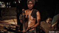 Menurut perajin, permintaan kudapan lemang meningkat saat Ramadan. Lemang tersebut dijual dengan harga Rp 20.000 perbuah.