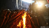 Pembuatan lemang tersebut dapat memakan waktu 4 jam. Untuk memasak lemang ini, biasanya perajin mulai membuat adonan sejak subuh.