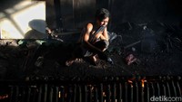 Bambu yang telah berisi beras ketan, campuran santan kelapa dan garam selanjutnya dibakar dengan bara yang panas.