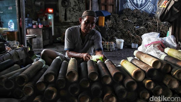 Melihat Pembuatan Lemang yang Jadi Primadona Saat Ramadan