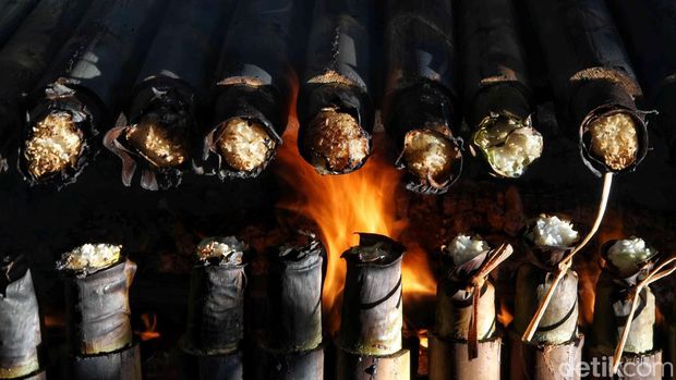 Perajian membuat makanan tradisional lemang di kawasan Kramat, Senen, Jakarta Pusat, Selasa (12/3/2024).