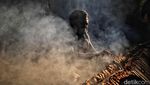 Melihat Pembuatan Lemang yang Jadi Primadona Saat Ramadan