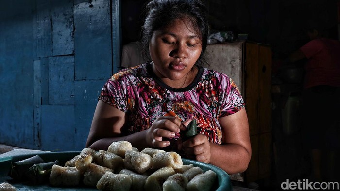 Melihat Pembuatan Lemang yang Jadi Primadona Saat Ramadan Perajian membuat makanan tradisional lemang di kawasan Kramat, Senen, Jakarta Pusat, Selasa (12/3/2024).