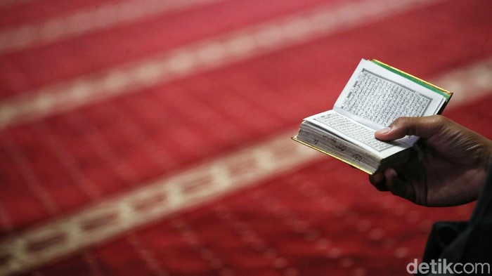 Umat Muslim membaca kitab suci Alquran di masjid Istiqlal, Jakarta Pusat, Selasa (12/3/2024). Memasuki bulan suci Ramadan 1445 Hijriah, umat Muslim diwajibkan melakukan ibadah berpuasa dan memperbanyak ibadah wajib dan sunah kepada Allah SWT.