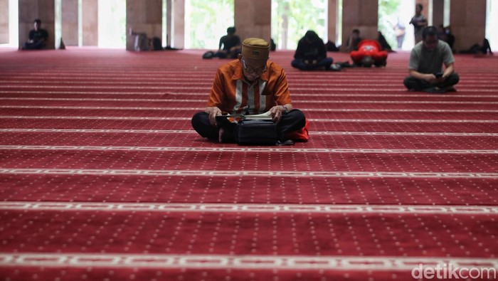 Umat Muslim membaca kitab suci Alquran di masjid Istiqlal, Jakarta Pusat, Selasa (12/3/2024). Memasuki bulan suci Ramadan 1445 Hijriah, umat Muslim diwajibkan melakukan ibadah berpuasa dan memperbanyak ibadah wajib dan sunah kepada Allah SWT.