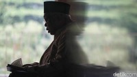 Membaca Al Quran di bulan Ramadan memiliki sejumlah keutamaan. Selain mendapatkan pahala berlipat ganda, kemuliaan akan datang bagi orang-orang yang membaca dan mengamalkan Al Quran. Tak hanya di dunia, Al Quran juga dapat menjadi penolong bagi para pembacanya di hari kiamat kelak.  
