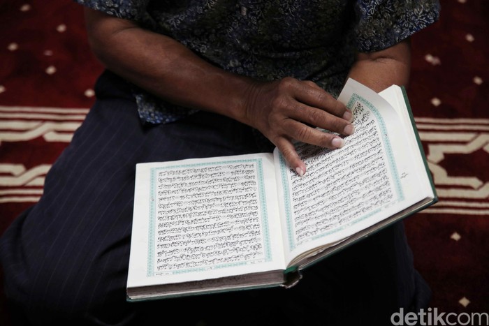 Umat Muslim membaca kitab suci Alquran di masjid Istiqlal, Jakarta Pusat, Selasa (12/3/2024). Memasuki bulan suci Ramadan 1445 Hijriah, umat Muslim diwajibkan melakukan ibadah berpuasa dan memperbanyak ibadah wajib dan sunah kepada Allah SWT.