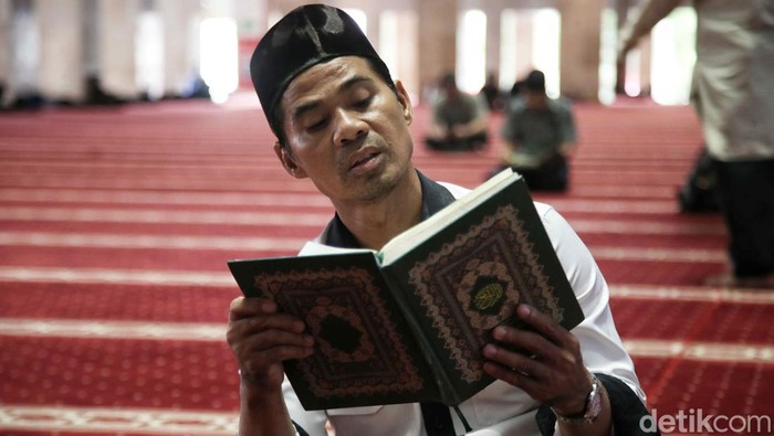 Umat Muslim membaca kitab suci Alquran di masjid Istiqlal, Jakarta Pusat, Selasa (12/3/2024). Memasuki bulan suci Ramadan 1445 Hijriah, umat Muslim diwajibkan melakukan ibadah berpuasa dan memperbanyak ibadah wajib dan sunah kepada Allah SWT.