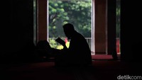 Selain ibadah puasa yang wajib hukumnya, pahala lebih besar dari hari biasa berlaku untuk semua amal ibadah selama bulan Ramadan. Satu di antara amal ibadah itu adalah membaca Al-Quran. 