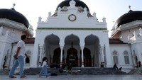 Masjid Raya yang dibangun tahun 1612 pada masa pemerintahan Sultan Iskandar Muda itu menjadi pilihan warga untuk ngabuburit. 