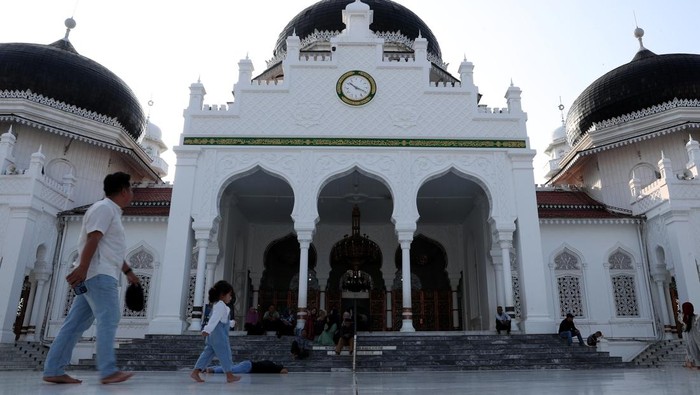 Ngabuburit di Masjid Raya Baiturrahman Aceh Warga mengunjungi Masjid Raya Baiturrahman sambil menunggu waktu untuk berbuka puasa (ngabuburit) di Banda Aceh, Aceh, Selasa (12/3/2024). Masjid Raya yang dibangun tahun 1612 pada masa pemerintahan Sultan Iskandar Muda itu menjadi pilihan warga untuk ngabuburit. ANTARA FOTO /Irwansyah Putra/aww.