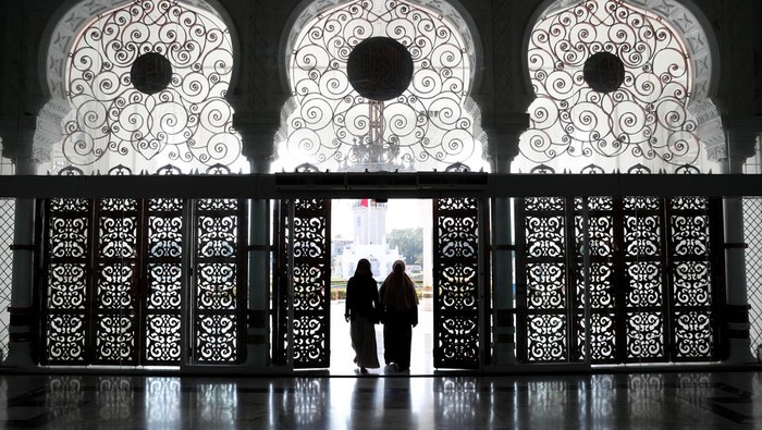Ngabuburit di Masjid Raya Baiturrahman Aceh Warga mengunjungi Masjid Raya Baiturrahman sambil menunggu waktu untuk berbuka puasa (ngabuburit) di Banda Aceh, Aceh, Selasa (12/3/2024). Masjid Raya yang dibangun tahun 1612 pada masa pemerintahan Sultan Iskandar Muda itu menjadi pilihan warga untuk ngabuburit. ANTARA FOTO /Irwansyah Putra/aww.
