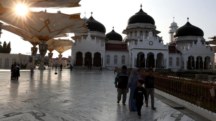 Ngabuburit di Masjid Raya Baiturrahman Aceh Warga mengunjungi Masjid Raya Baiturrahman sambil menunggu waktu untuk berbuka puasa (ngabuburit) di Banda Aceh, Aceh, Selasa (12/3/2024). Masjid Raya yang dibangun tahun 1612 pada masa pemerintahan Sultan Iskandar Muda itu menjadi pilihan warga untuk ngabuburit. ANTARA FOTO /Irwansyah Putra/aww.