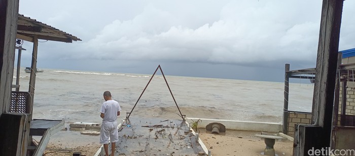 Suasana di Pantai Warna, Kelurahan Oesapa, Kecamatan Kelapa Lima, Kota Kupang, Selasa (12/3/2024).