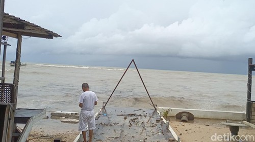 Suasana di Pantai Warna, Kelurahan Oesapa, Kecamatan Kelapa Lima, Kota Kupang, Selasa (12/3/2024).
