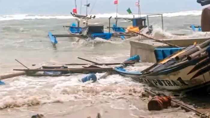 Ombak hantam perahu nelayan di pesisir Ujunggenteng, Sukabumi
