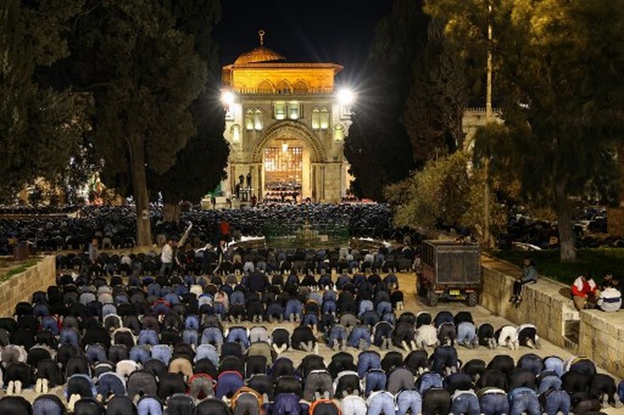 Palestinian Muslim devotees perform an evening prayer known as Tarawih in Jerusalems al-Aqsa Mosque compound during the holy fasting month of Ramadan, on March 11, 2024, amid ongoing battles between Israel and the militant group Hamas. (Photo by AHMAD GHARABLI / AFP)