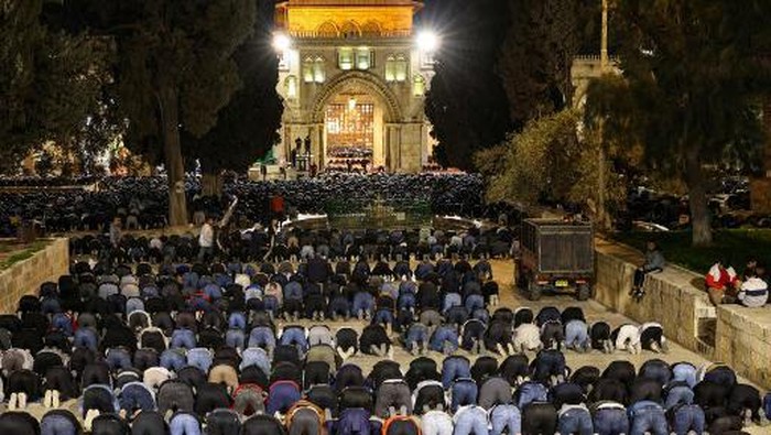 Palestinian Muslim devotees perform an evening prayer known as Tarawih in Jerusalems al-Aqsa Mosque compound during the holy fasting month of Ramadan, on March 11, 2024, amid ongoing battles between Israel and the militant group Hamas. (Photo by AHMAD GHARABLI / AFP)