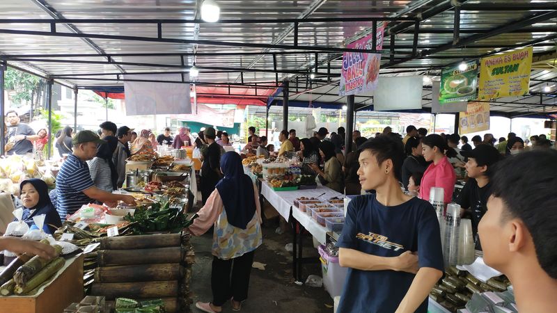 Pasar Takjil Benhil diserbu pemburu takjil di hari pertama puasa (Tina/detikcom)