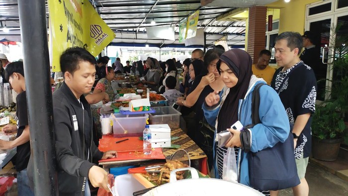 Pasar Takjil Benhil diserbu pemburu takjil di hari pertama puasa (Tina/detikcom)