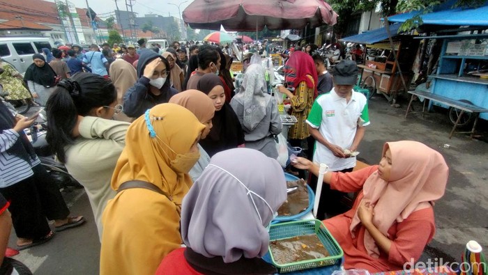 Pedangang tkajil di Karangmenjangan Surabaya