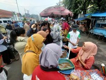 Berkah Pedagang Takjil di Pasar Krempyang Karangmenjangan Surabaya