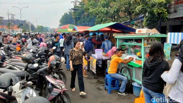 Pedangang tkajil di Karangmenjangan Surabaya