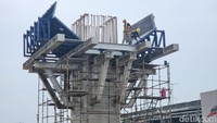 Para pekerja menyelesaikan proyek pembangunan Jalan Tol Harbour Road II yang menghubungkan Ancol Timur dan Pluit, Jakarta Utara, Selasa (12/3/2024).