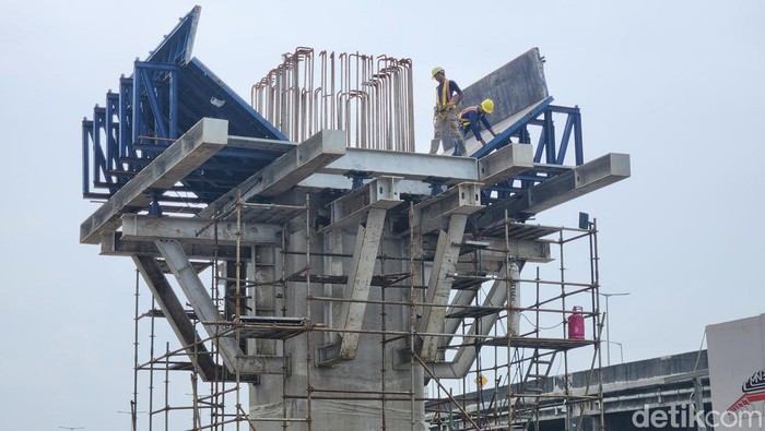 Pembangunan Infrastruktur Terus Digenjot demi Saingi Tetangga Para pekerja menyelesaikan proyek pembangunan Jalan Tol Harbour Road II yang menghubungkan Ancol Timur dan Pluit, Jakarta Utara, Kamis (12/3/2024). Pemerintah terus menggenjot pembangunan proyek infrastruktur untuk mengejar ketertinggalan dari negara-negara ASEAN 5 yakni Indonesia, Malaysia, Thailand, Singapura dan Filipina.