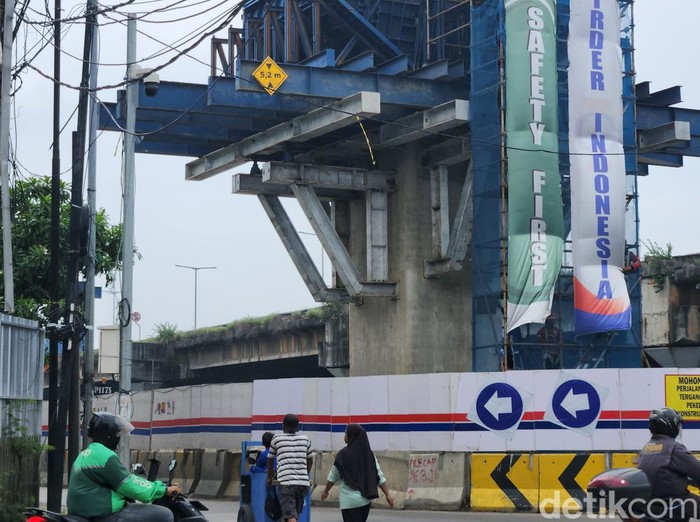 Para pekerja menyelesaikan proyek pembangunan Jalan Tol Harbour Road II yang menghubungkan Ancol Timur dan Pluit, Jakarta Utara, Kamis (12/3/2024). Pemerintah terus menggenjot pembangunan proyek infrastruktur untuk mengejar ketertinggalan dari negara-negara ASEAN 5 yakni Indonesia, Malaysia, Thailand, Singapura dan Filipina.