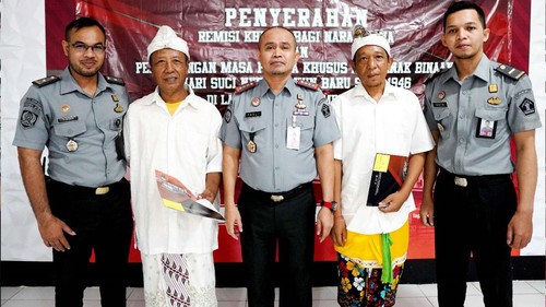 Pemberian remisi Nyepi ke narapidana di Lapas Kelas IIA Kuripan Lombok Barat, Nusa Tenggara Barat.
