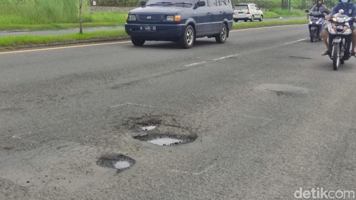 Penampakan jalan berlubang di Porong Sidoarjo