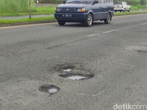 Hati-hati, Jalan di Porong Sidoarjo Ambles dan Berlubang